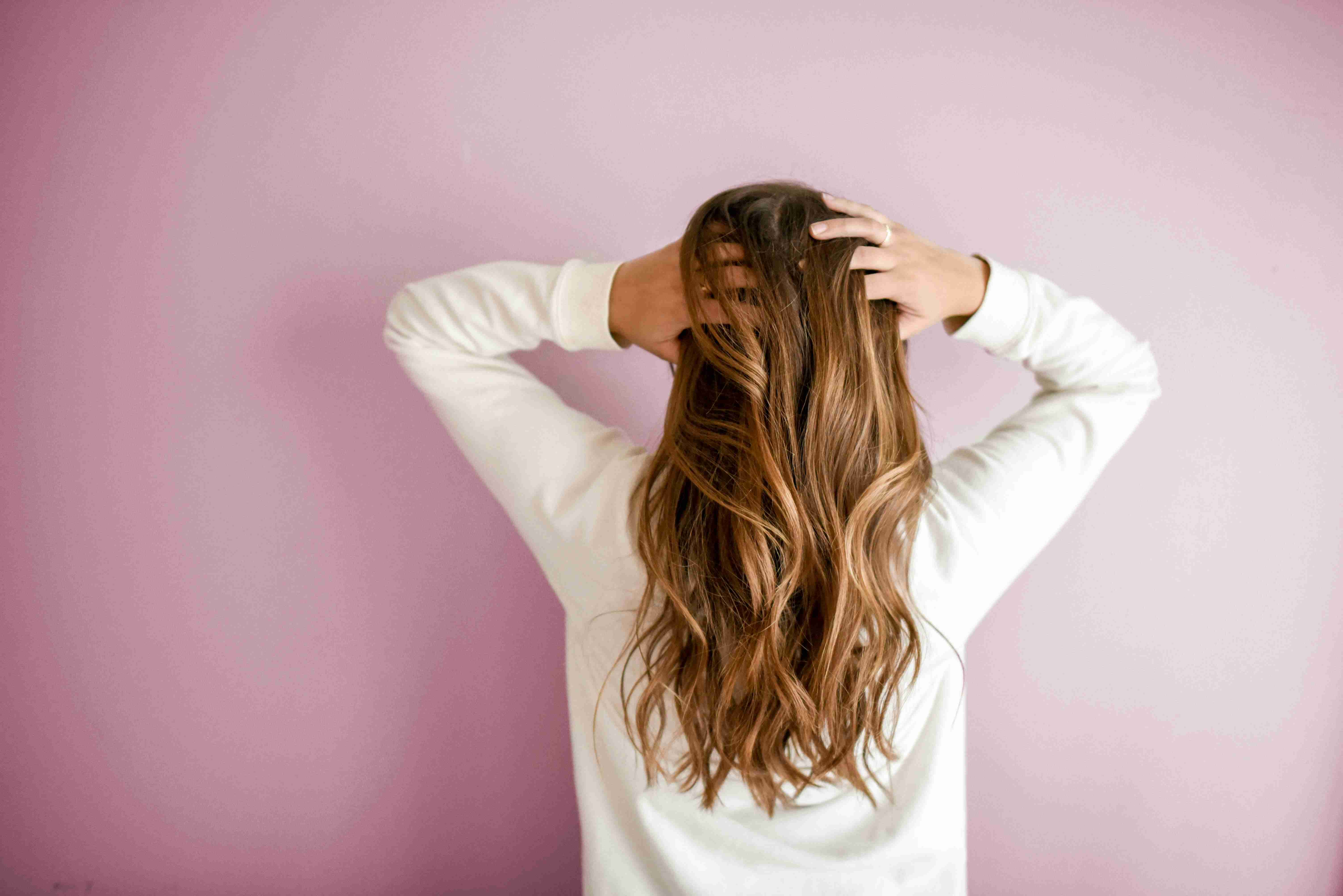 femme utilisant du beurre de karité pour les cheveux