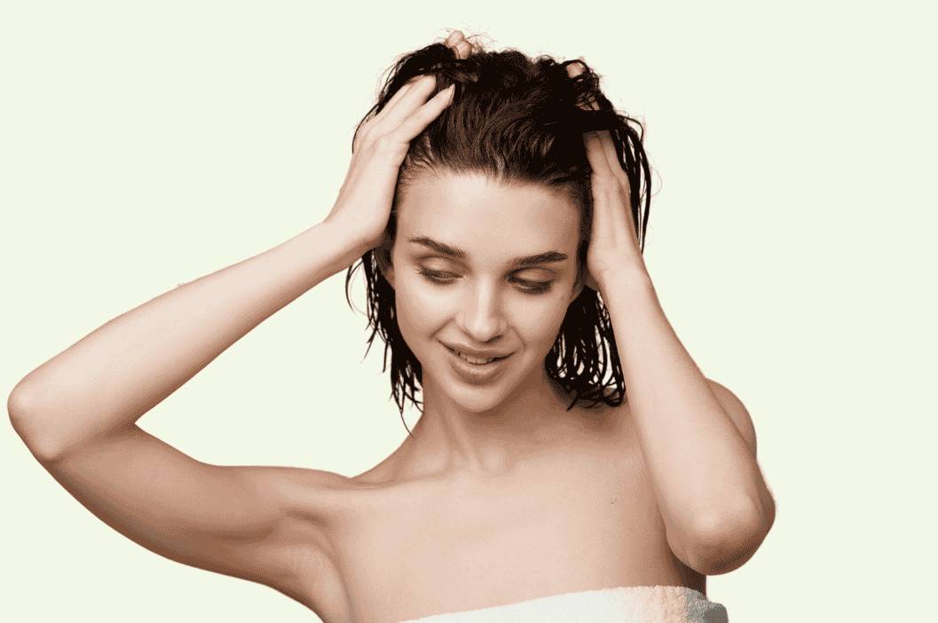 femme utilisant une crème hydratante sans rinçage sur ses cheveux