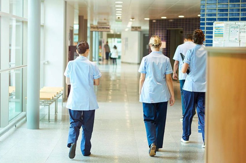 PL permet aux techniciens infirmiers d'agir comme assistants sans frais supplémentaires