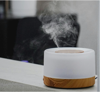 Une diffuseur diffusant la fumée parfumée d'huile essentielle de la lance