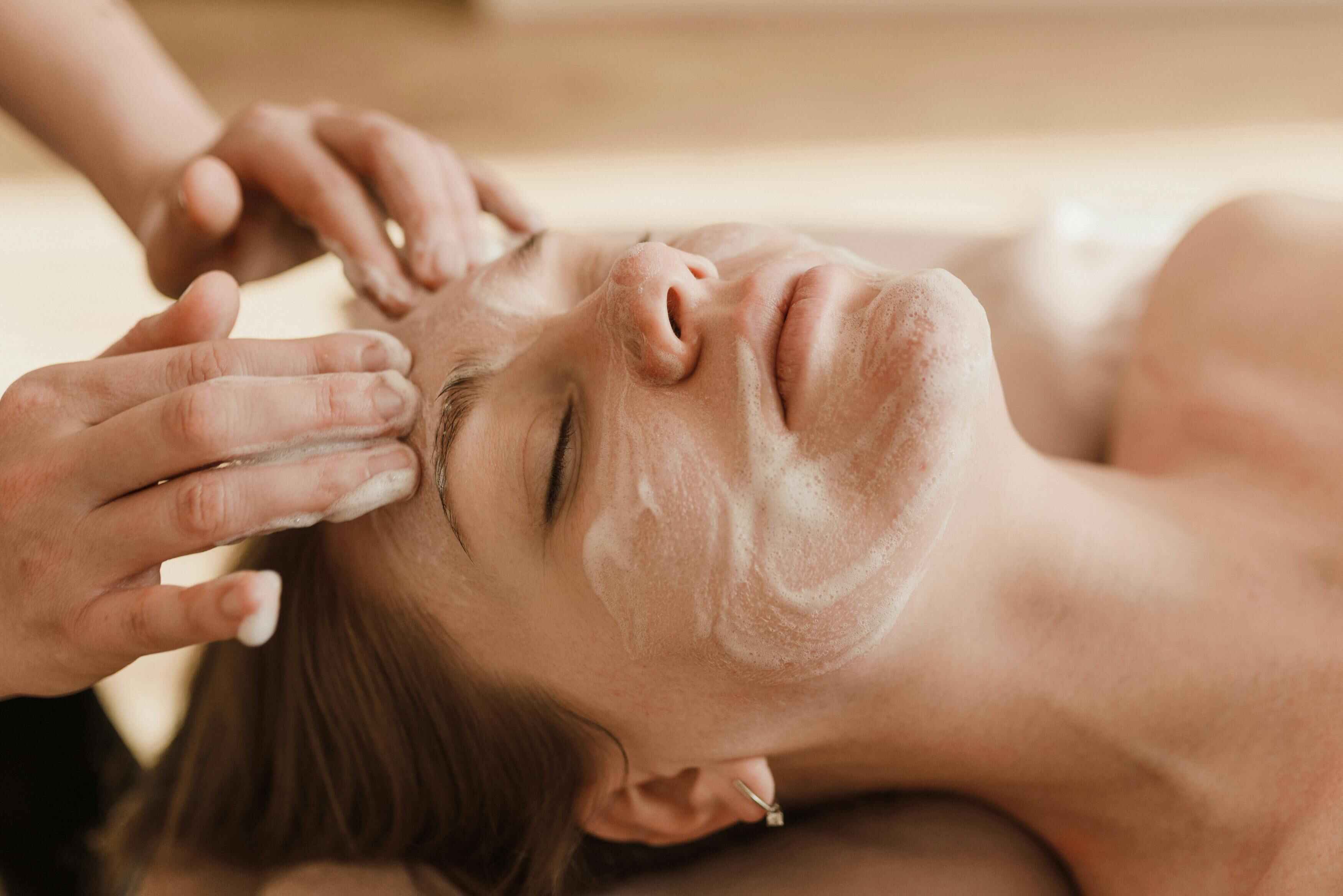 huile de lance-lacet utilisée dans le massage facial