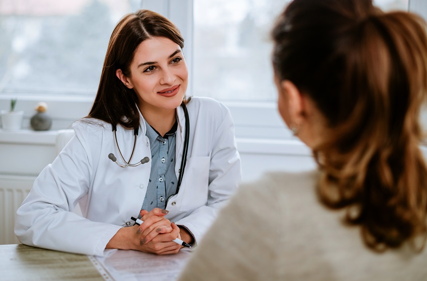Comprendre comment les plans de santé traiteront les patients publics