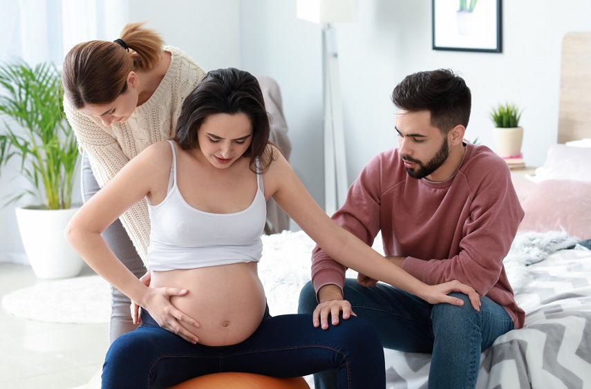 La commission approuve un projet qui garantit la doula dans les maternité
