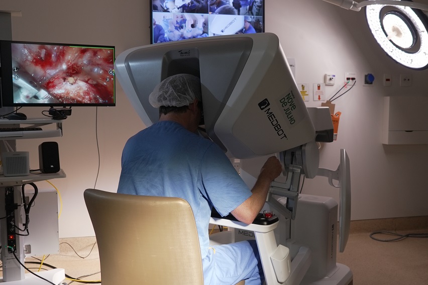 Les hôpitaux Nove de Julho et Mãe de Deus réalisent la première téléchirurgie robotique non expérimentale en Amérique latine