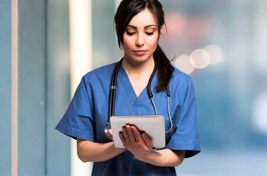 Une étude montre que seulement 15 % des jeunes médecins utilisent la technologie pour chercher un emploi