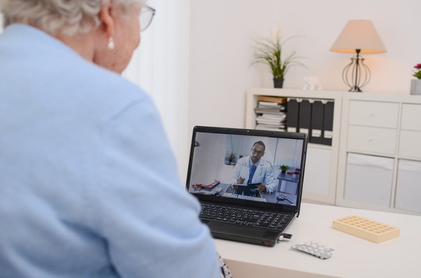 Un étudiant du cours de gérontologie de l'USP remporte le prix de l'innovation pour SUS